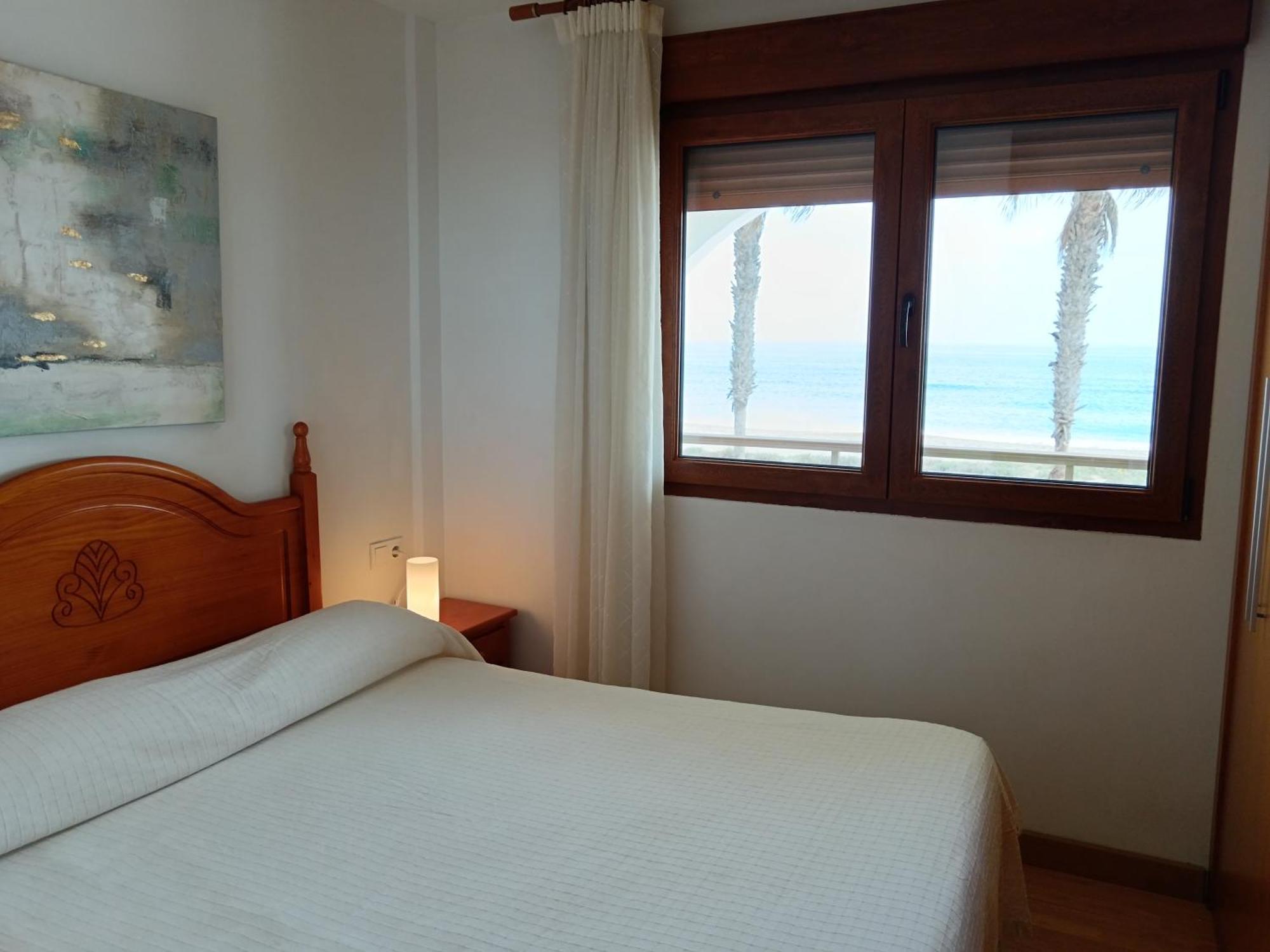 Apartamentos Benedicto XIII: Beachfront with Parking & Modern Amenities Peniscola Room photo