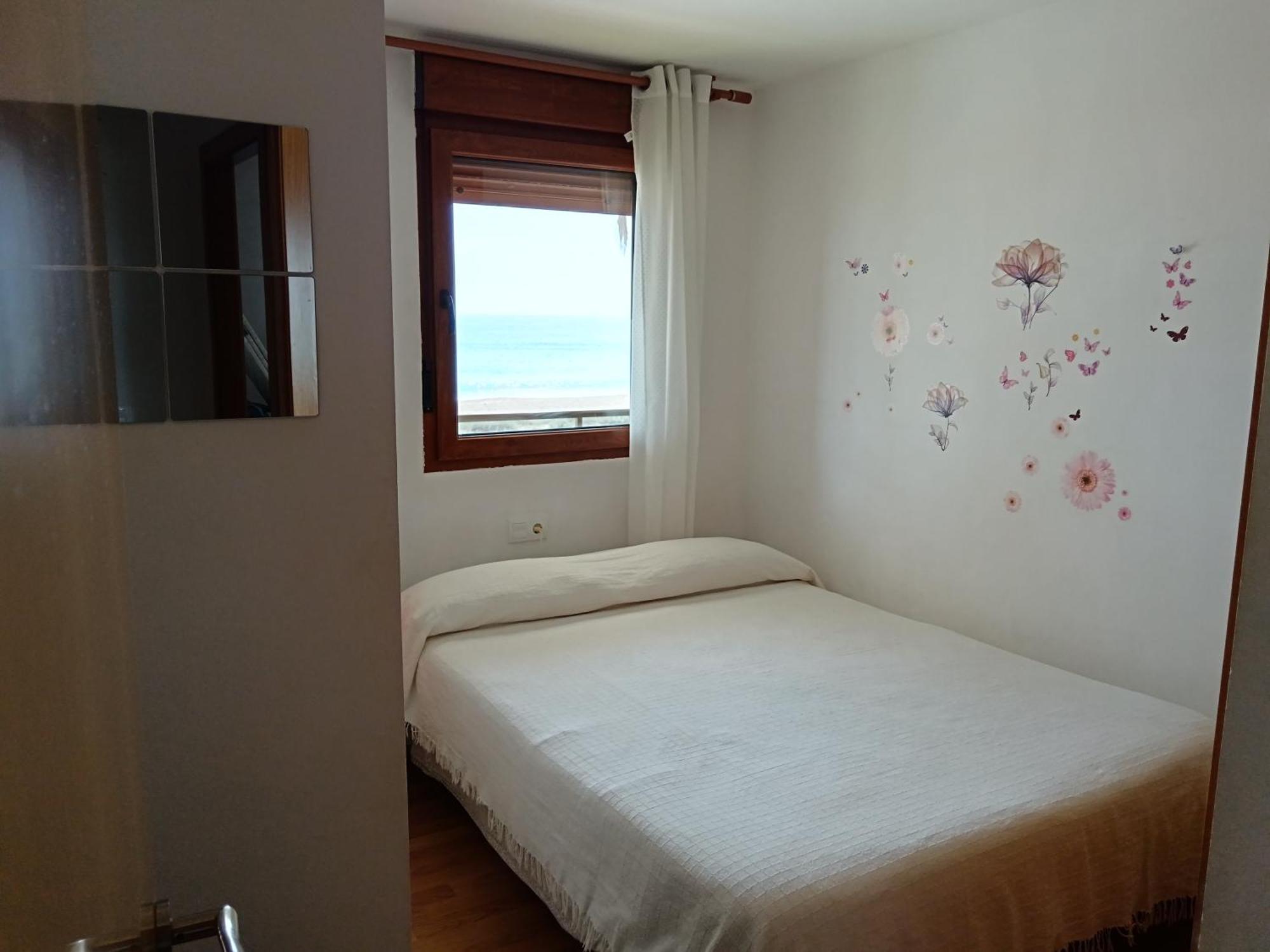 Apartamentos Benedicto XIII: Beachfront with Parking & Modern Amenities Peniscola Room photo