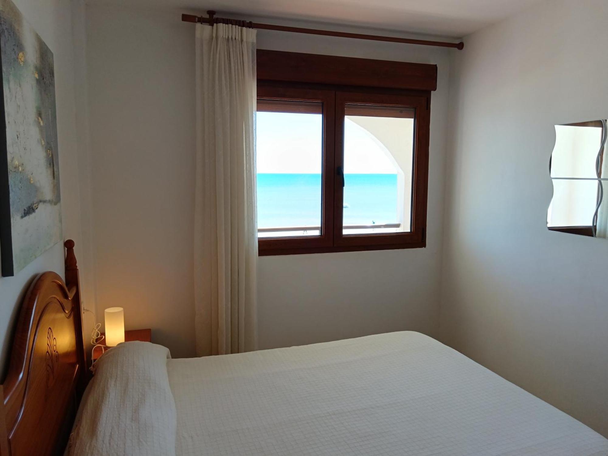 Apartamentos Benedicto XIII: Beachfront with Parking & Modern Amenities Peniscola Room photo